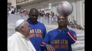 Папа Римский учился крутить мяч на одном пальце