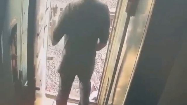 Суд арестовал пассажира поезда, вытолкнувшего проводницу из вагона