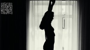 Девушка на кроватке, прыгает и танцует