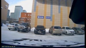 Утренний квест в обычном дворе: Как я полчаса пытался выехать из сугроба