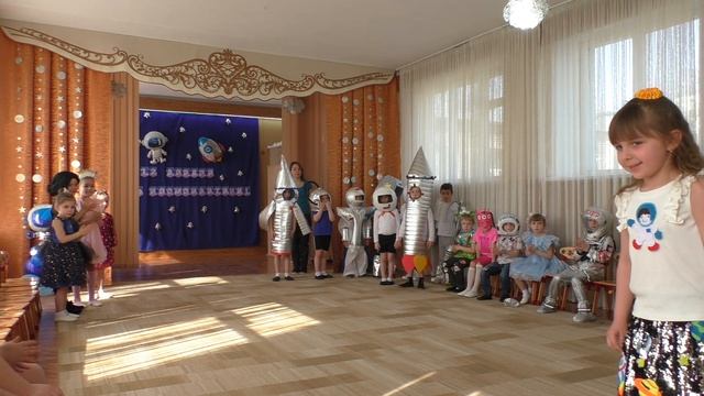 Конкурс костюмов "Загадочный КОСМОС" - группа "Ромашка"