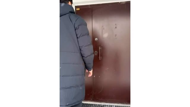 Дмитрий Шандор подарил цветы своим фанаткам