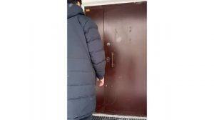 Дмитрий Шандор подарил цветы своим фанаткам