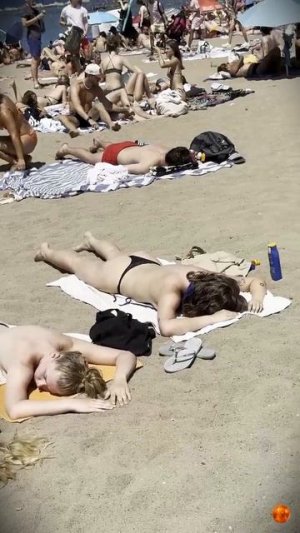 #Shorts Летний отдых на пляже Барселоны. Испания.
