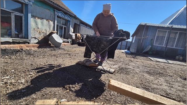 какой все таки праздник выпадает/ курочка и колбаска в коптилке/ так не делала еще