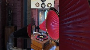 Я люблю тебя жизнь. Граммофон старинный с трубой. Монарх.