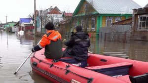 В Марий Эл после разлива сразу двух рек людям круглосуточно помогают спасатели.