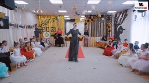 Эффектный выход сотрудницы детского сада - вручение дипломов от директора - видео в каждый сад