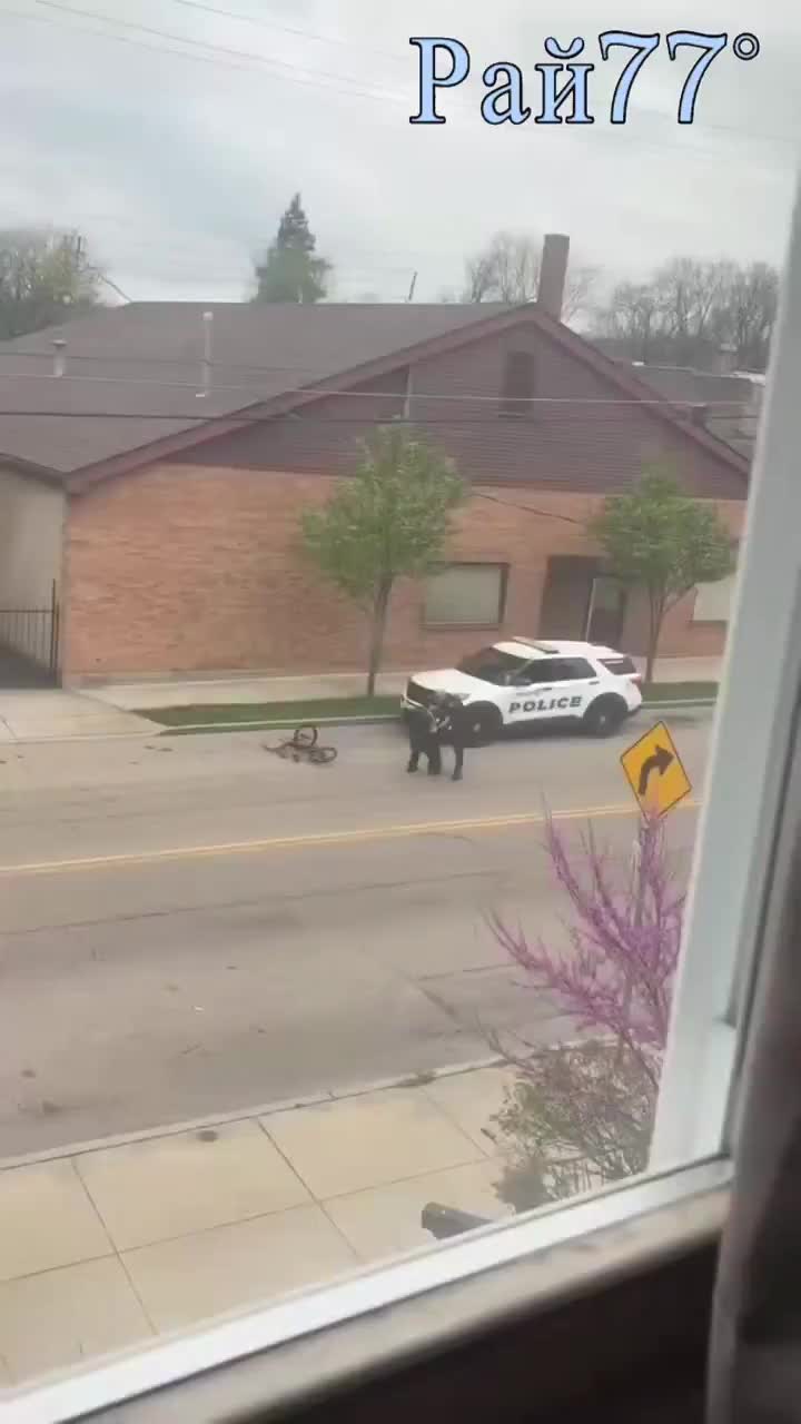 Противостояние полицейского с велосипедистом