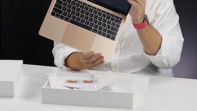 Распаковка MacBook Air 2018 с Touch ID и Retina экраном. Стоит?