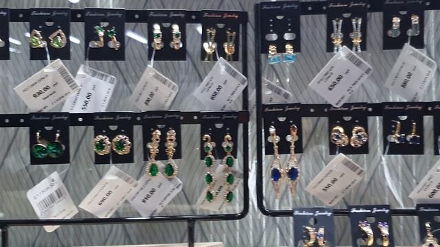 Витрина. Цветные сережки