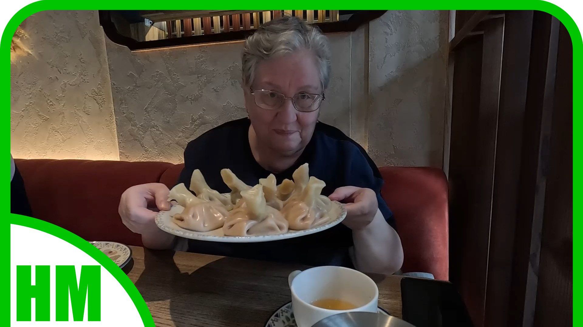 9 апреля. Сын вновь сделал нам великолепный подарок. В кафе грузинской кухни.