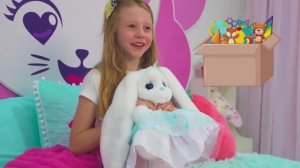 Настя с друзьями играют в прятки в картонных коробках (1)