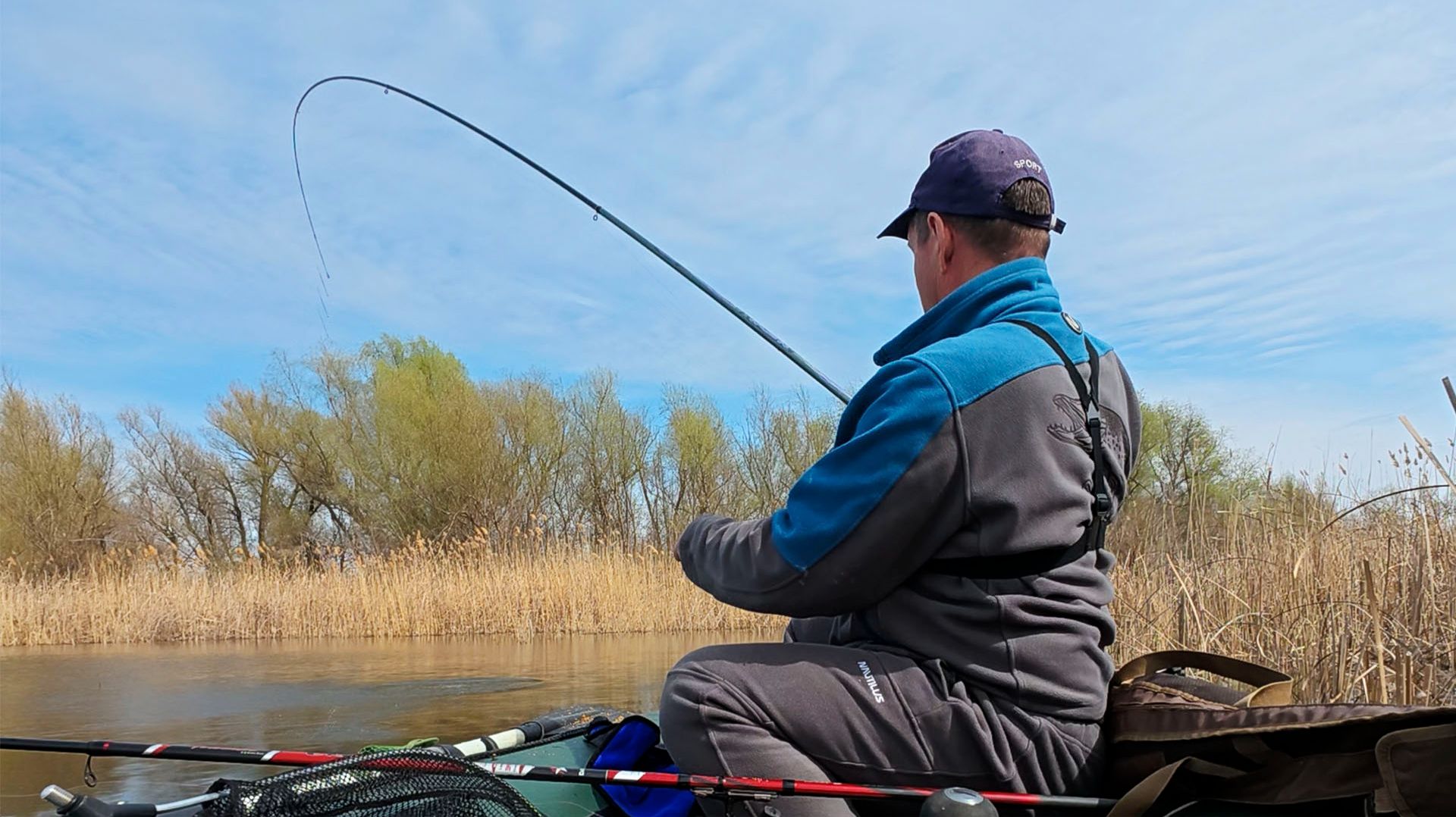 На поплавок! Караси как огромные лапти!