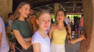 Настя и Эвелин играют в прятки в парке развлечений