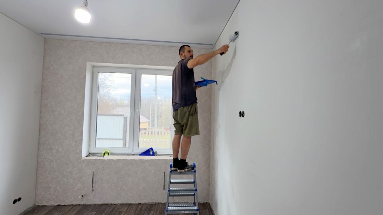 Начали клеить обои. Первая комната готова. Делаем ремонт своими руками. Строим дом в деревне.