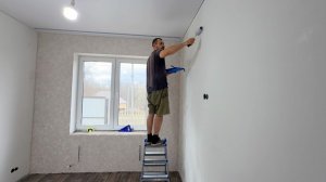 Начали клеить обои. Первая комната готова. Делаем ремонт своими руками. Строим дом в деревне.