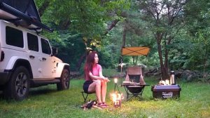 Одиночный кемпинг девушки с авто и палаткой, приготовление пищи.