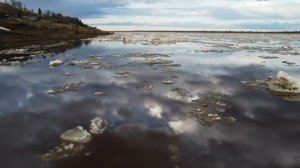 Полет над рекой перед первой грозой