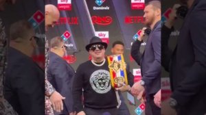 Тайсон Фьюри обнялся с Арсланбеком Махмудовым во время битвы взглядов, но пообещал уничтожить