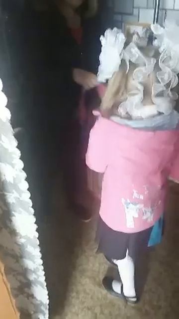 КАК Я ПОШЛА В ПЕРВЫЙ КЛАСС (БАБУШКА  НАШЛА МАМУ )