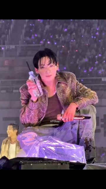 Можно Я еще Вас поспамлю😉
Своим любимым,красивым мальчиком
#Чонгук 💜#jungkook💜