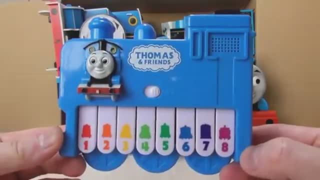 Для детей.  Паровозик Томас и его друзья! Играем паровозиками.