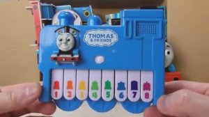 Для детей.  Паровозик Томас и его друзья! Играем паровозиками.