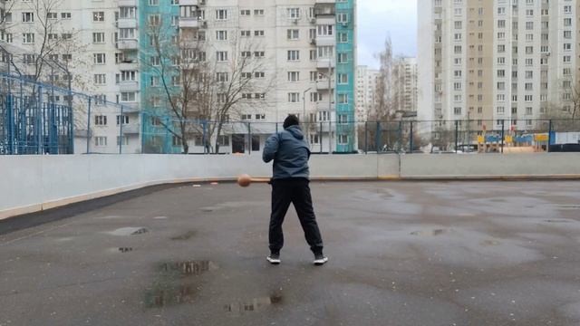 Упражнения с двуручной булавой весом 2.1 кг на спортплощадке