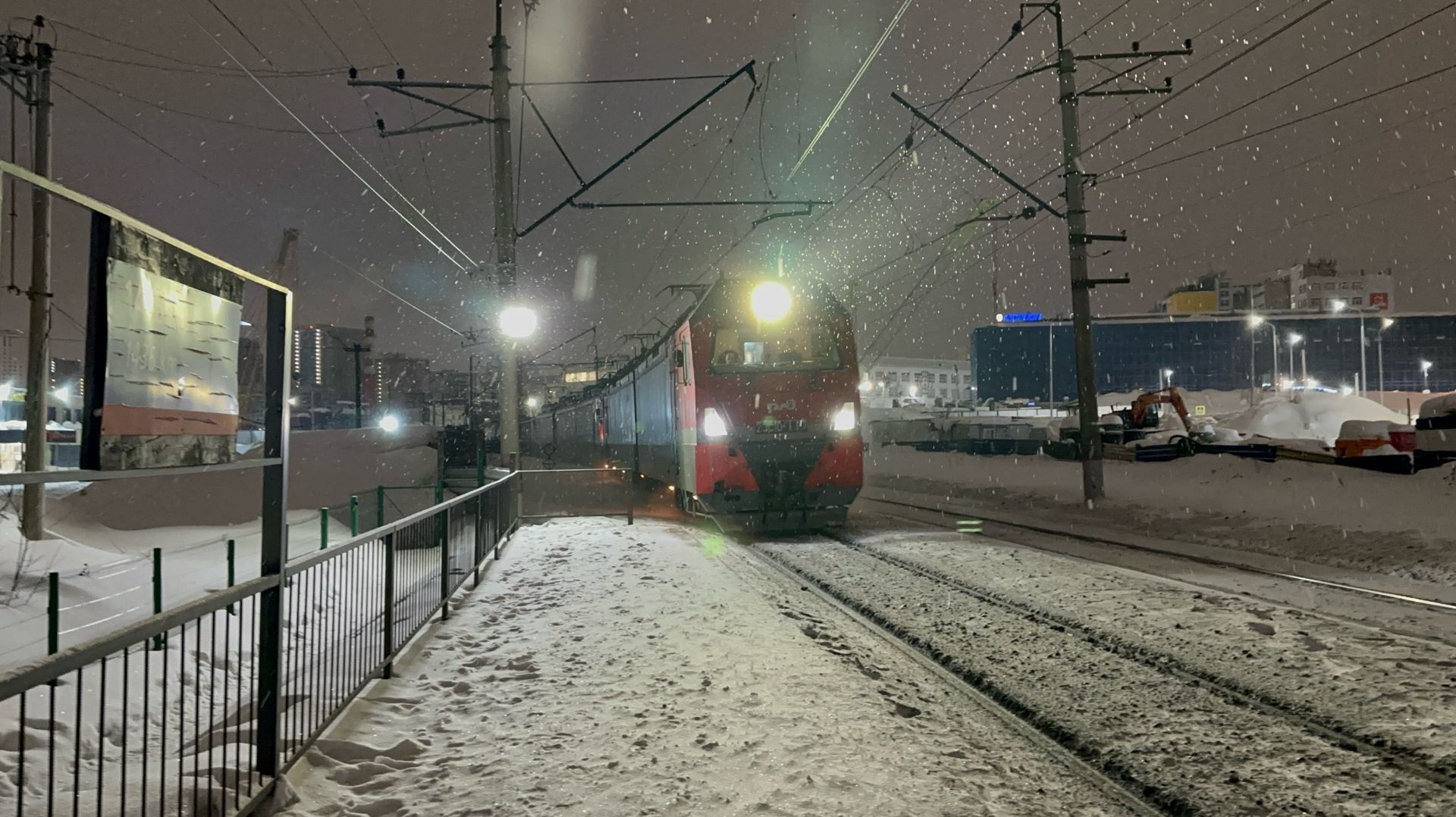 «В снегопад!» Электровоз  «Гранит» 2ЭС10-117 и ВЛ11.8-792/771Б с грузовым поездом на перегоне, 2026
