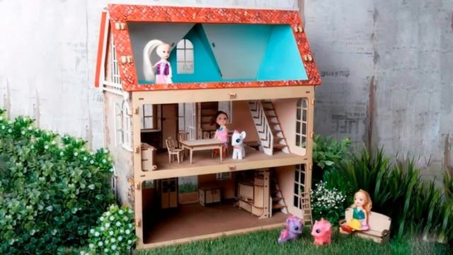 Деревянный кукольный дом 