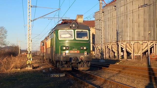 Тепловоз 742 512-7 перегоняет холодный электровоз 242 286-3