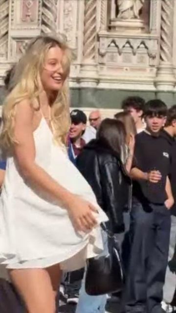 Стройная блондинка