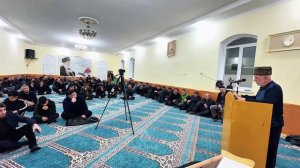 С глубокой скорбью и уважением собирались  на маджлис в честь Шахида Сейида Али Хаменеи.

Его жизнь