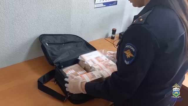 В Тюмени задержан курьера мошенников, который пытался похитить у местного жителя 30 миллионов рублей