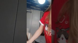 провела в комнате 4 часа