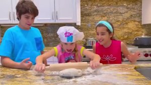 Настя показывает свой обычный школьный день [get.gt]