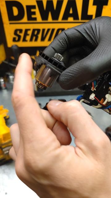 Грязный грустный побитый Шурик DeWALT DCD805 за что с ним так?? #tools #деволт #dewalt #черножелтый