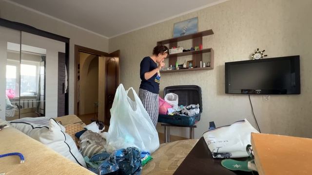 Я ДОМА ЛЮБИМЫЕ РЯДОМРАЗБИРАЮ ЧЕМОДАНЧТО ПРИВЕЗЛА ИЗ ТУРЦИИ