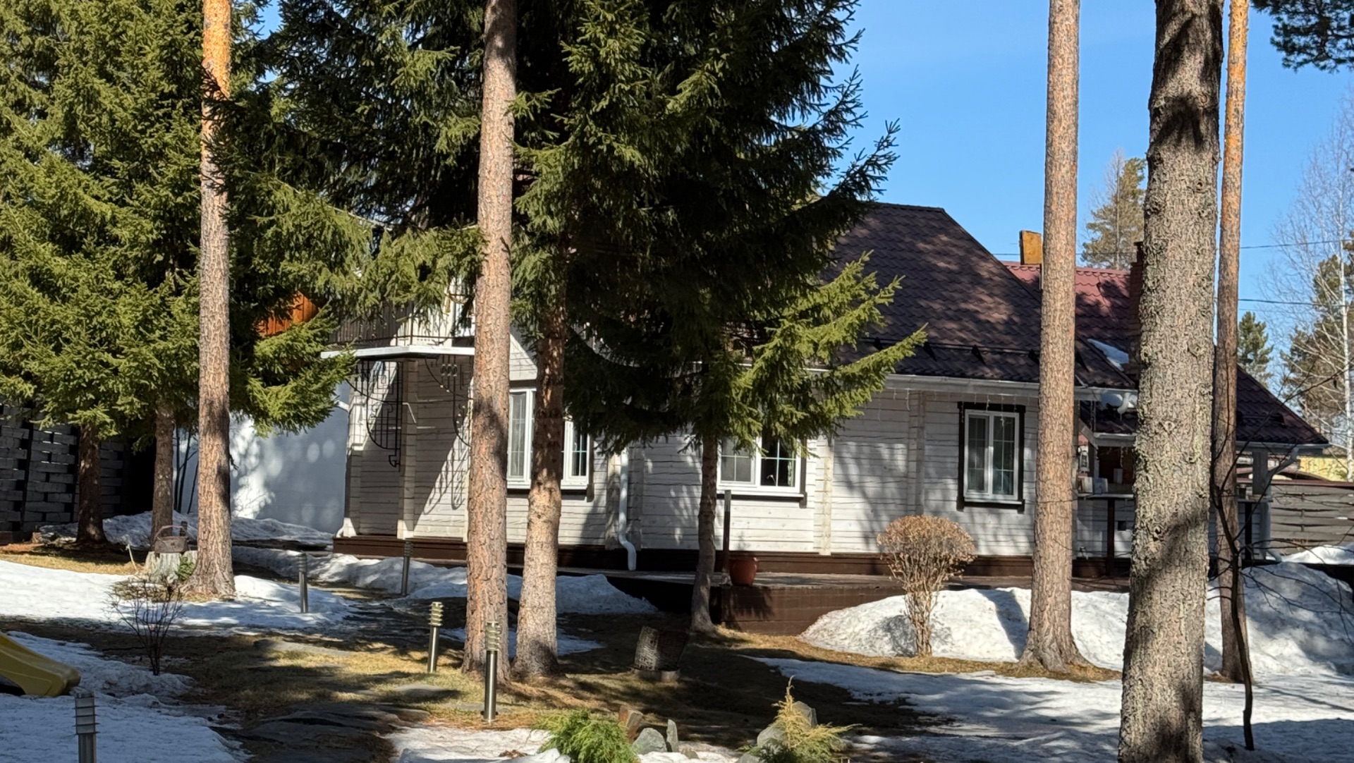 10 апреля на даче. Как выглядит участок что в теплицах