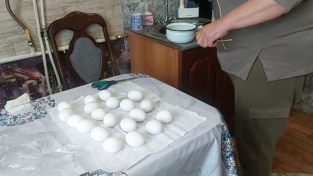 Валентина готовится к Пасхе. Красит яйца.