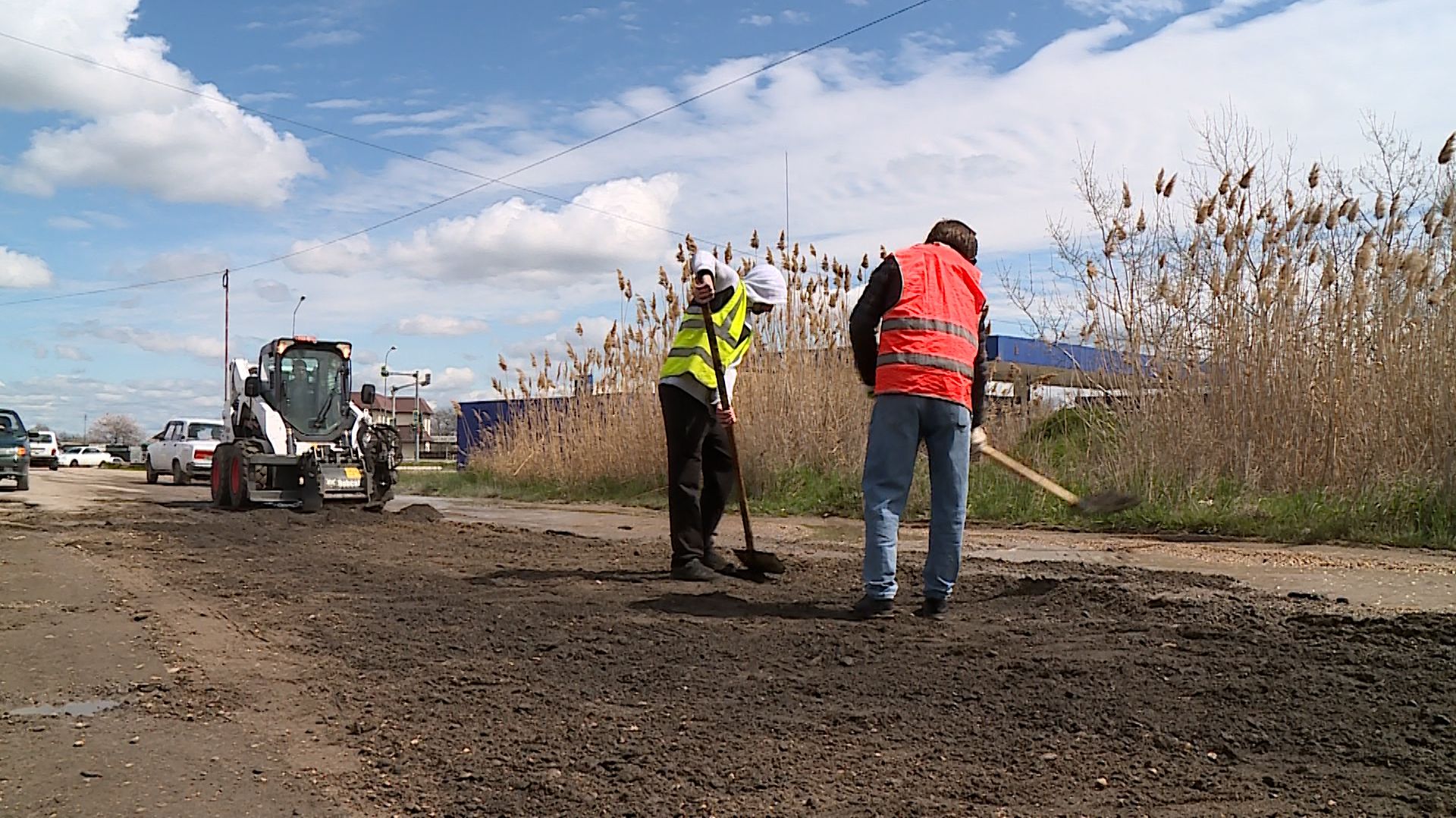 К ямочному ремонту приступили в станице Суворовской