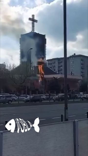Горит папский крест в Варшаве