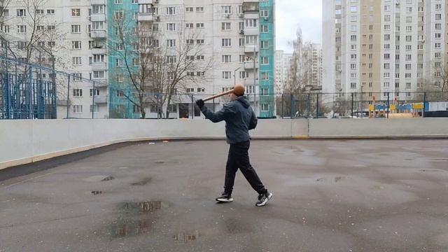 Упражнения с двуручной булавой весом 2.1 кг на спортплощадке (4)