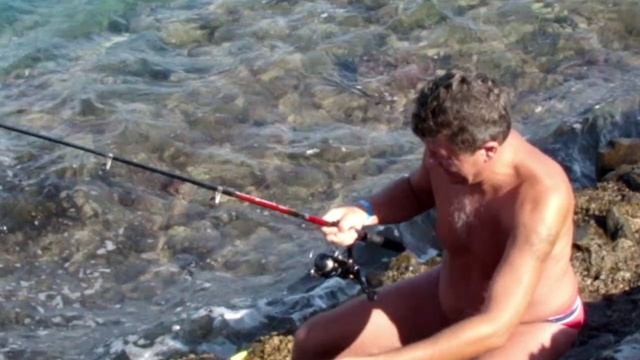 Ловим рыбу на пляже. 2014 октябрь Хургада. отель Golden 5 Topaz Club Suites Hotel & Beach