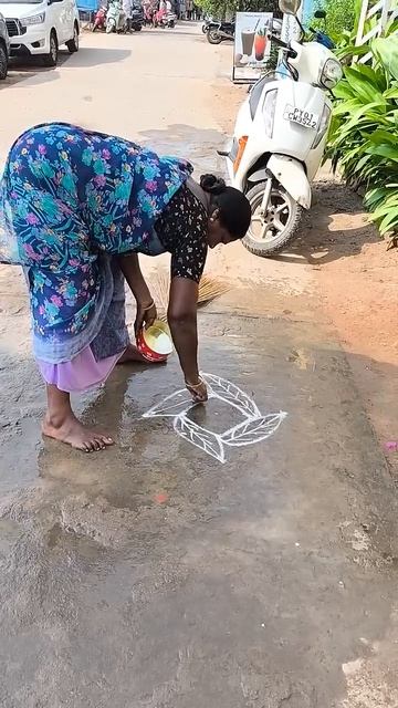 Все женщины Индии таланливы и рисуют красивые мандалы возле домов.