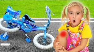 Алиса и её тётя помогают обработать небольшой порез