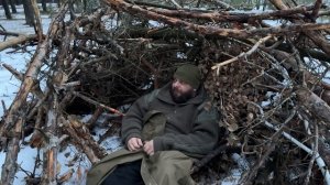 ВЫЖИТЬ В ЗИМНЕМ ЛЕСУ НЕВОЗМОЖНО !? Ночевка в сугробе, разведение костра, укрытие