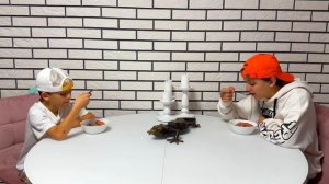 Марк играет в ПАУЗА ЧЕЛЛЕНДЖ в Приключении для Детей про Волшебный Пульт