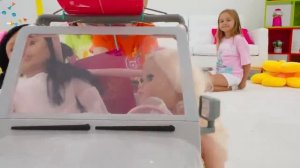 Крис и его друзья украшают игровые домики для детей